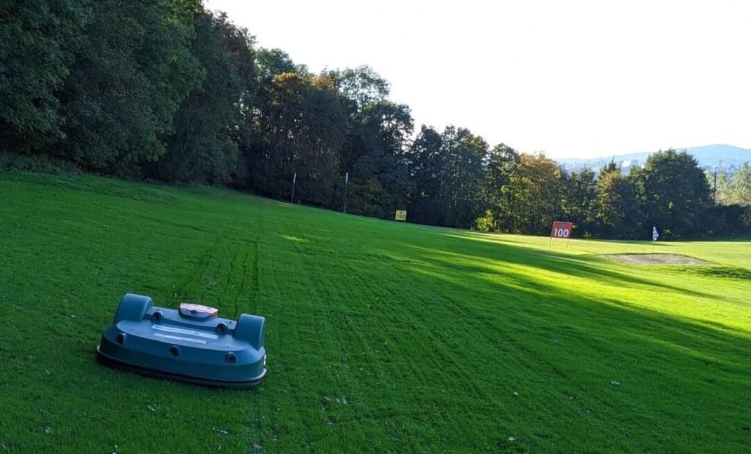 Driving Range Luftenberg Steigung 2 Mähen mit Belrobotics bis zu 45 % Steigung